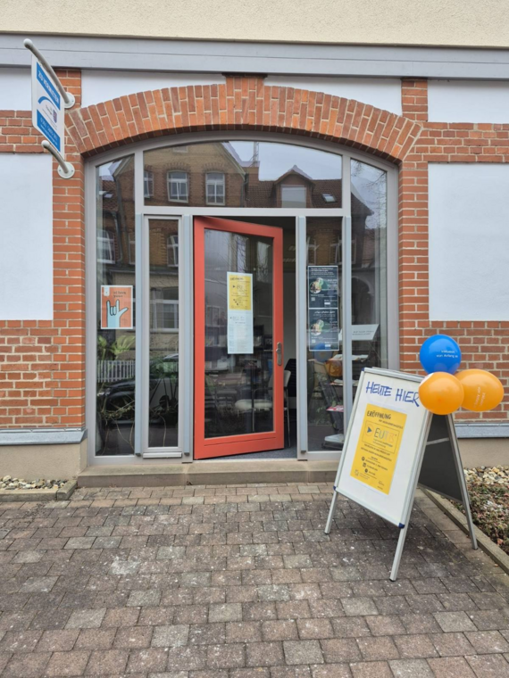 Das Bild zeigt die rote Eingangstür der EUTB