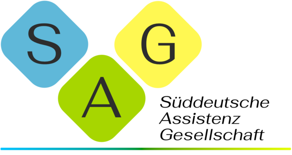 Logo mit den Buchstaben SAG. Jeder Buchstabe ist mit einer blauen, Grünen und gelben Raute Im Hintergrund zusehen. Rechts neben dem Logo steht Süddeutsche Assistenzgesellschaft