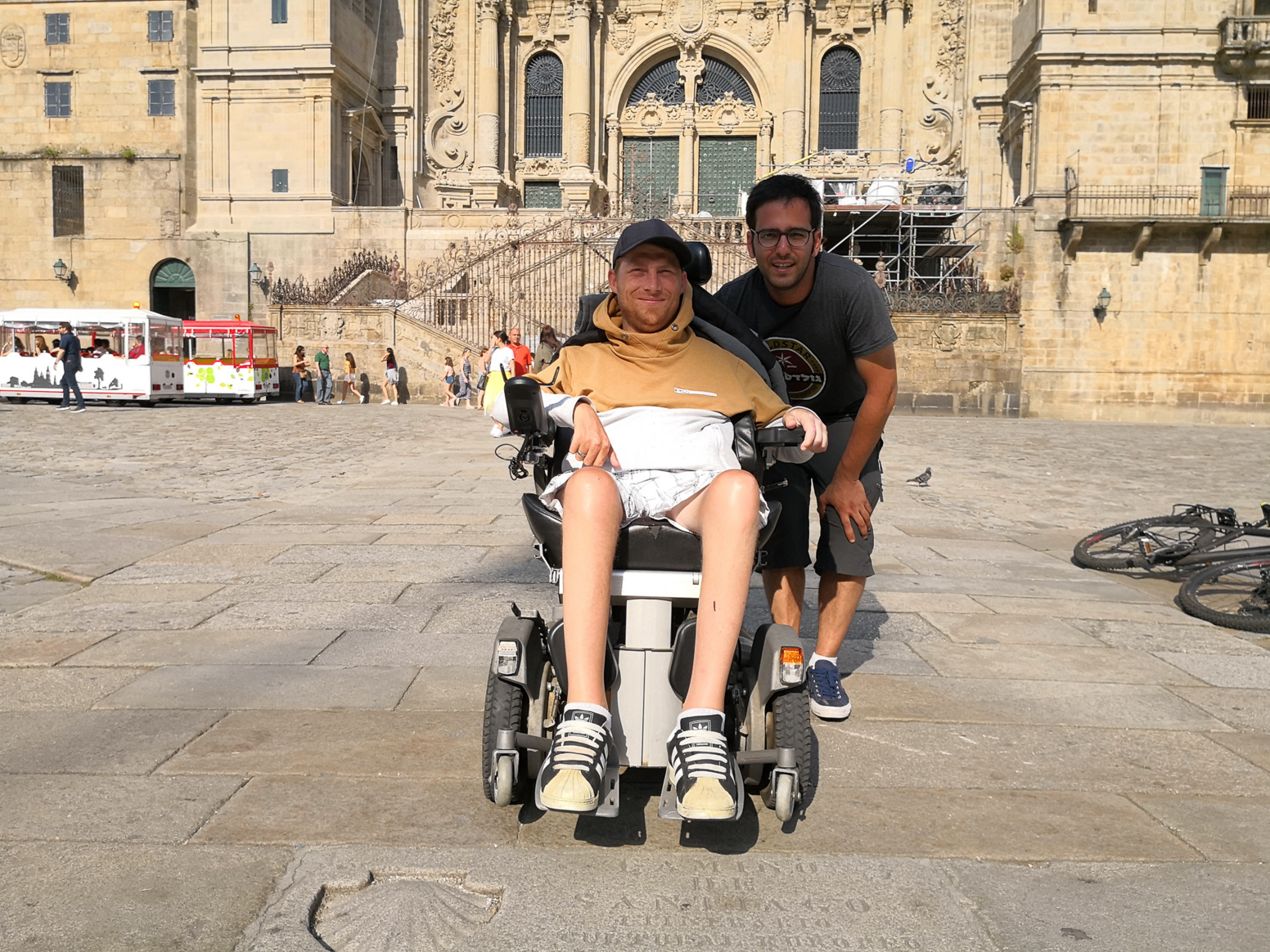 Ich und mein Assistent am Ziel vor der Kathedrale von Santiago de Compostela