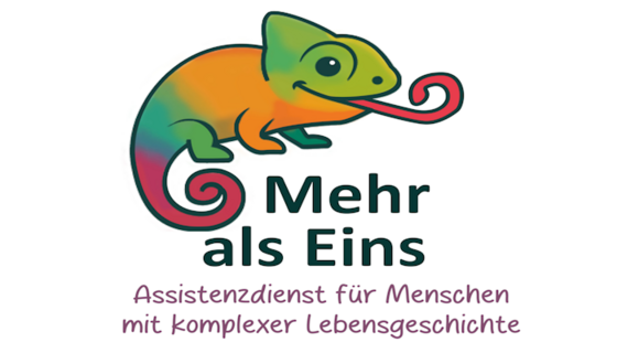Das Loge des Assistenzdienstes. Es besteht aus einem Chamäleon, das die Zunge rausstreckt und auf dem Namen des Dienstes "Mehr als Eins" sitzt. Darunter steht der Satz. "Assistenzdienst für Menschen mit komplexer Lebensgeschichte".